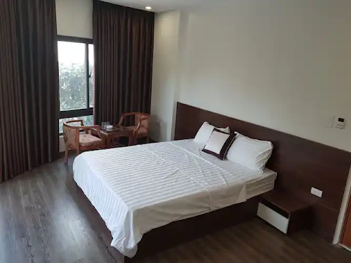 Các phòng tại khách sạn X9 Hà Nội có khu vực tiếp khách nhỏ bên cửa sổ lớn